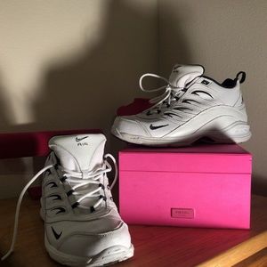 White nike shoes with black detailing 
Size 8.5